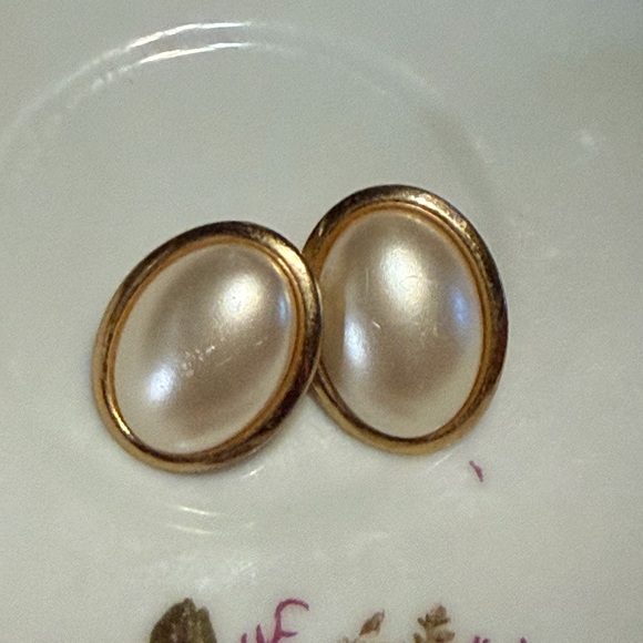 Vintage Jewelry - Vintage‎ Gold-Trim Pearl Cabochon Earrings - Cream & Gold - Women Jewelry
